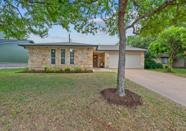 Photo 3 of Single family home for sale at 6008 Smith Oak Trl, Austin, TX 78749 | MLS# 4561307 | Listing updated on 2026-09-29
