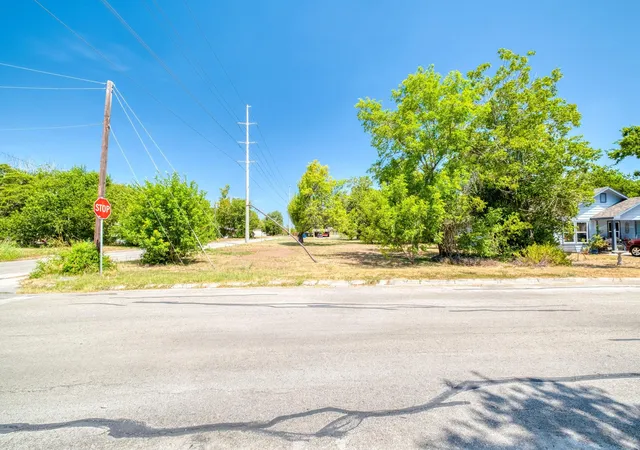 4th image of 1001 Fifth St, Lockhart, TX 78644 | MLS# 7782187