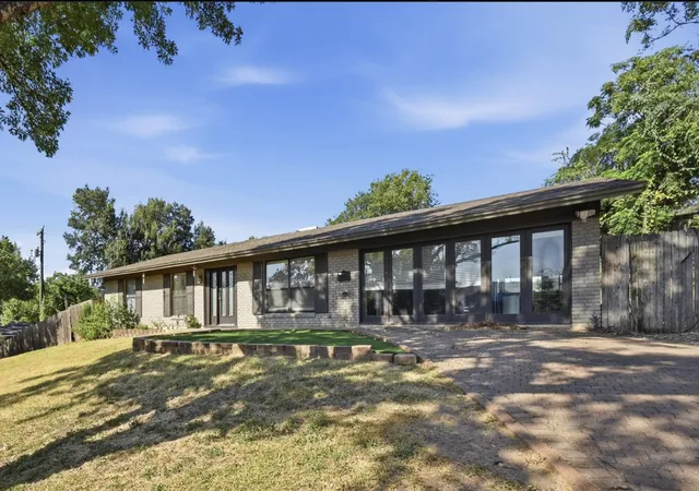 Photo 2 of Sale Pending at 2600 Oakhaven Dr, Austin, TX 78704 | MLS# 7635766 | Listing updated on 2026-09-17