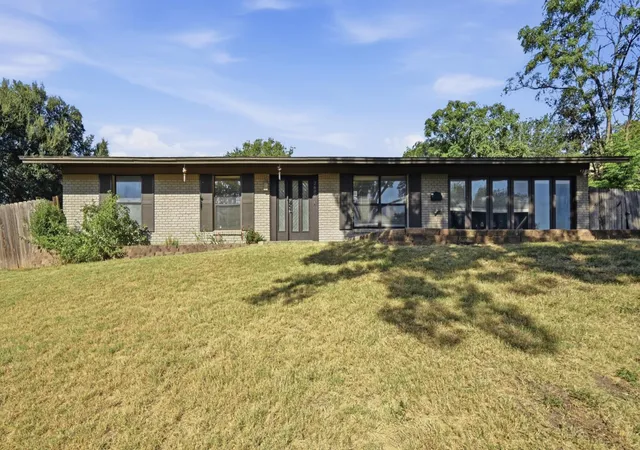 Photo 3 of Sale Pending at 2600 Oakhaven Dr, Austin, TX 78704 | MLS# 7635766 | Listing updated on 2026-09-17