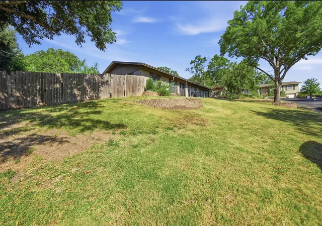Photo 4 of Sale Pending at 2600 Oakhaven Dr, Austin, TX 78704 | MLS# 7635766 | Listing updated on 2026-09-17