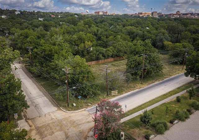 24th image of 119 S Mitchell St, San Marcos, TX 78666 | MLS# 2235688