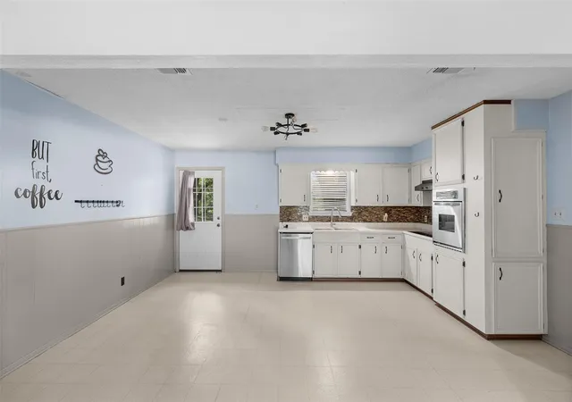 2nd image of 740 E Roitsch Ln, La Grange, TX 78945 | MLS# 2026786
