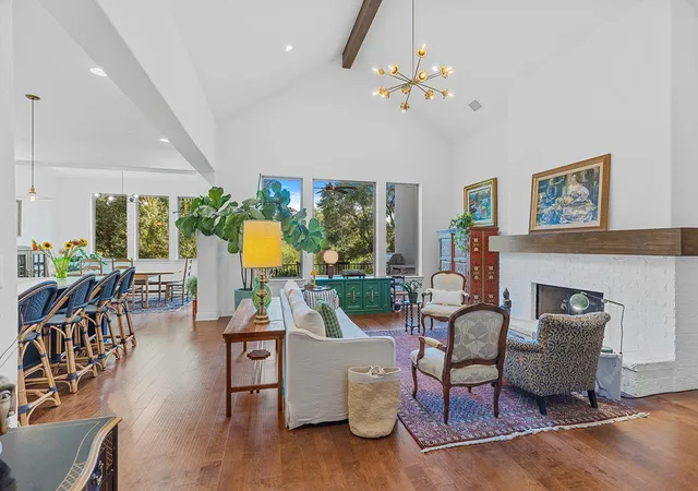 Photo 3 of Sale Pending at 129 Hollytree Ct, Georgetown, TX 78628 | MLS# 1913723 | Listing updated on 2026-10-05