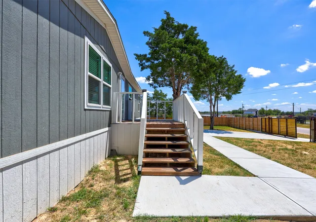 2nd image of 146 Monte Vista Dr, Elgin, TX 78621 | MLS# 1539284