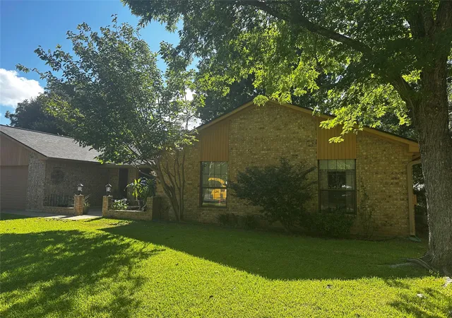 Single family home for sale at 287 Meadowlakes Dr, Meadowlakes, TX 78654 | MLS# 9301857