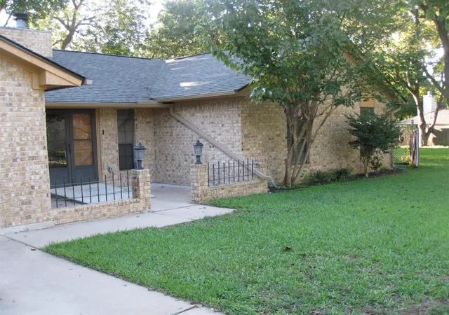 Photo 2 of Single family home for sale at 287 Meadowlakes Dr, Meadowlakes, TX 78654 | MLS# 9301857 | Listing updated on 2026-10-09