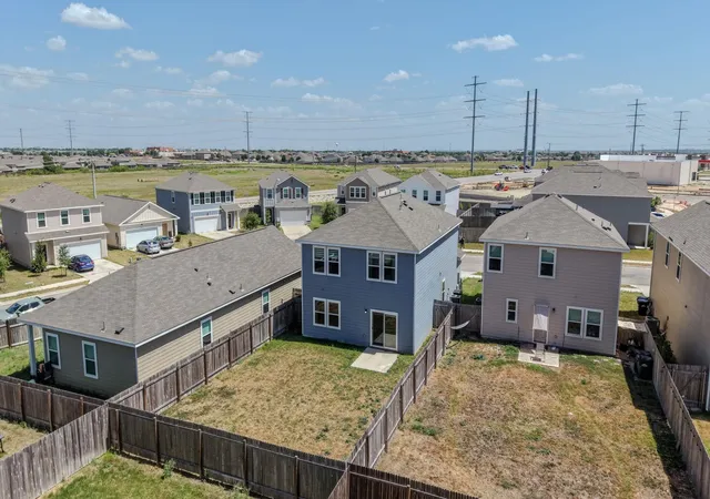 Photo 3 of Single family home for sale at 205 Waterbuck Loop, Hutto, TX 78634 | MLS# 4081744 | Listing updated on 2026-10-16