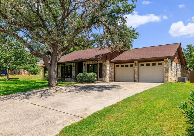 Photo 3 of Single family home for sale at 415 Meadow Ridge Dr, Kerrville, TX 78028 | MLS# 8119031 | Listing updated on 2026-08-18