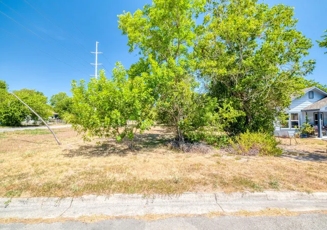 2nd image of 1003 Fifth St, Lockhart, TX 78644 | MLS# 8285335