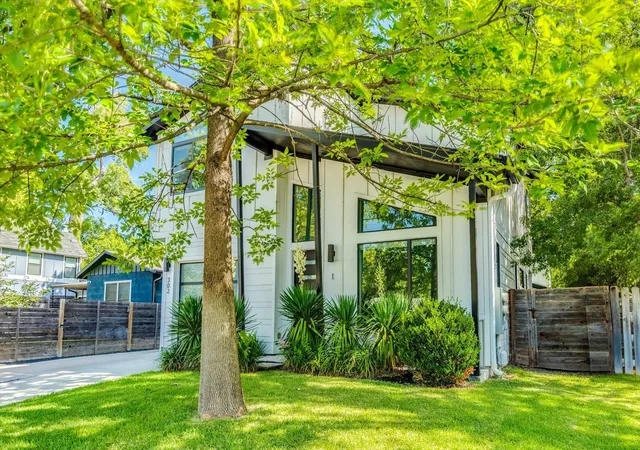 Photo 2 of Single family home for sale at 302 Irma Dr, Austin, TX 78752 | MLS# 5920009 | Listing updated on 2026-10-07