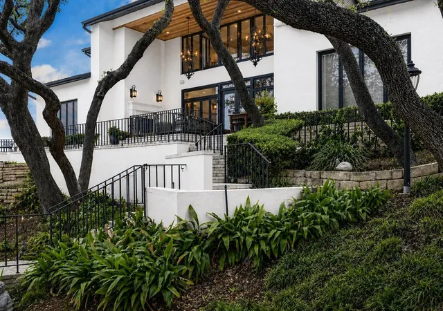 Photo 3 of Single family home for sale at 3418 Mount Bonnell Cir, Austin, TX 78731 | MLS# 8329311 | Listing updated on 2026-08-29