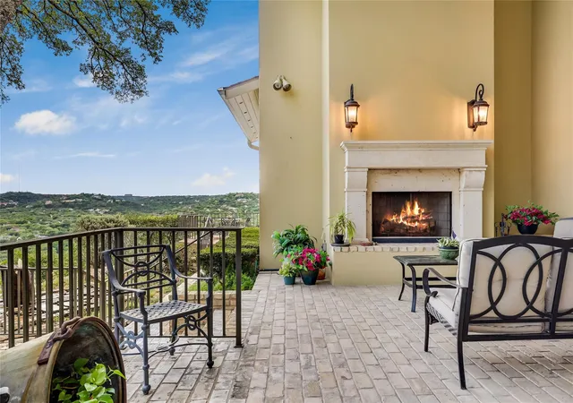 Photo 4 of Single family home for sale at 3418 Mount Bonnell Cir, Austin, TX 78731 | MLS# 8329311 | Listing updated on 2026-08-29