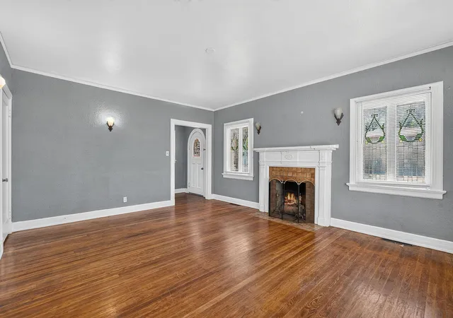 Photo 3 of Single family home for sale at 210 E Cedar St, Seguin, TX 78155 | MLS# 3358489 | Listing updated on 2026-09-28