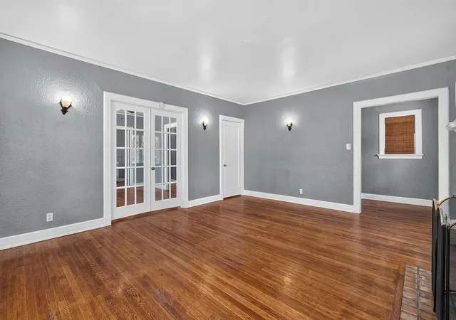 Photo 4 of Single family home for sale at 210 E Cedar St, Seguin, TX 78155 | MLS# 3358489 | Listing updated on 2026-09-28