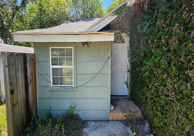2nd image of 125 S Bishop St, San Marcos, TX 78666 | MLS# 7987296