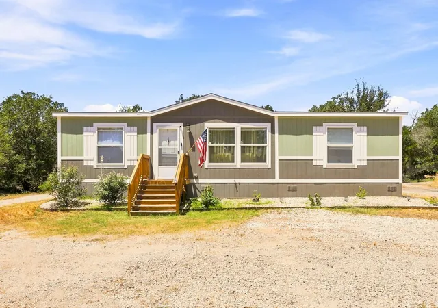 Photo 3 of Manufactured home for sale at 1039 Trailside Dr, Elgin, TX 78621 | MLS# 2439558 | Listing updated on 2026-08-21