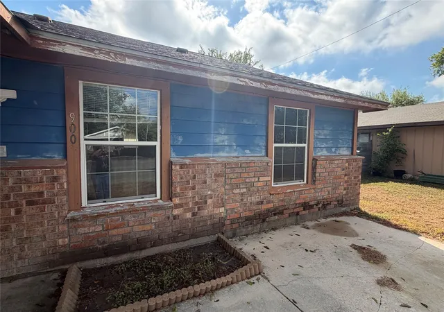Photo 1 of Single family home for sale at 900 Lee Ln, Lockhart, TX 78644 | MLS# 4234163 | Listing updated on 2026-09-23