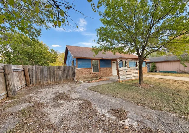 Photo 3 of Single family home for sale at 900 Lee Ln, Lockhart, TX 78644 | MLS# 4234163 | Listing updated on 2026-09-30
