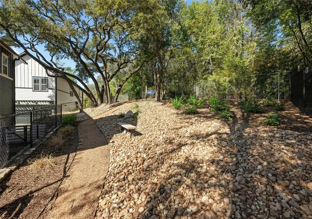2nd image of 3809 Vly Vw Rd, Austin, TX 78704