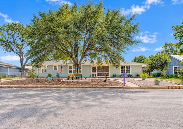 Single family home for sale at 1004 Baumgarten St, Schulenburg, TX 78956 | MLS# 3395694