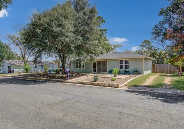 Photo 2 of Single family home for sale at 1004 Baumgarten St, Schulenburg, TX 78956 | MLS# 3395694 | Listing updated on 2026-10-06