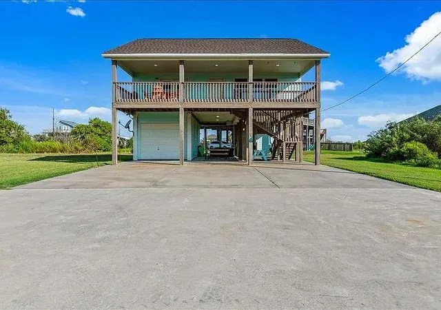 2nd image of 157 Verdia Dr, Crystal Beach, TX 77650 | MLS# 3427337