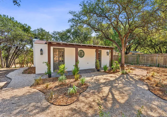 Photo 2 of Single family home for sale at 2609 Oak Ridge Dr, Spicewood, TX 78669 | MLS# 1933078 | Listing updated on 2026-10-28