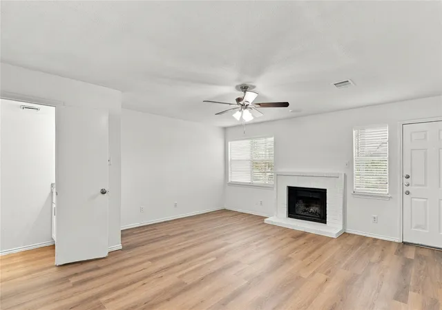 Listing Photo 4 - Condo for sale in building located at 1834 River Xing Cir, Austin, TX 78741 - Unit #D