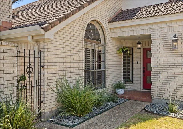 Photo 4 of Single family home for sale at 124 Lakeway Dr, Lakeway, TX 78734 | MLS# 6007964 | Listing updated on 2026-09-17