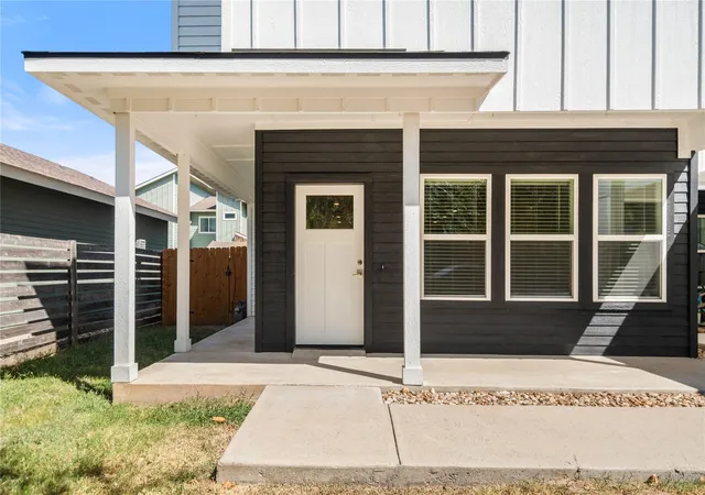 Listing Photo 4 - Condo for sale in building located at 1121 Walton Ln, Austin, TX 78721 - Unit #B