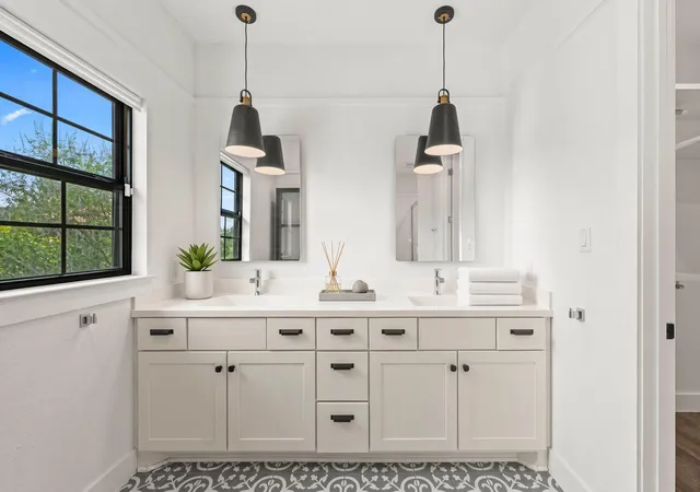 2nd image of 211 Honey Creek Ct, Austin, TX 78738