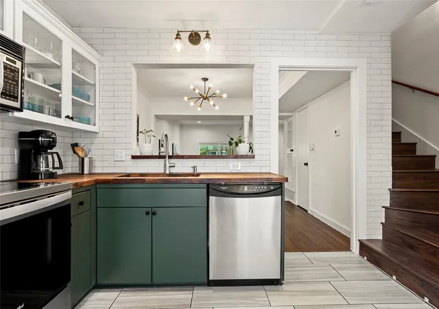 Photo 2 of Townhouse for sale at 835 E Oltorf St, Austin, TX 78704 | MLS# 7060962 | Listing updated on 2026-09-29