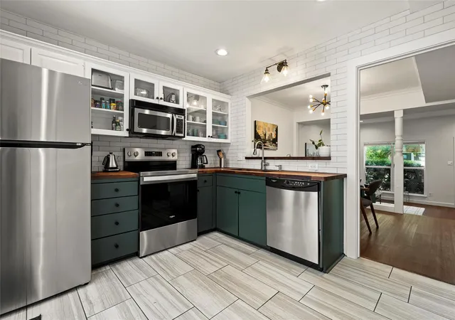 Photo 2 of Townhouse for sale at 835 E Oltorf St, Austin, TX 78704 | MLS# 7060962 | Listing updated on 2026-09-02