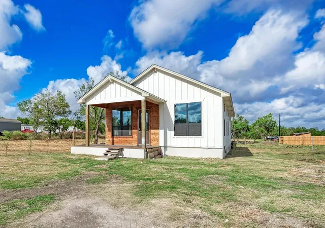 2nd image of 122 Los Fresnos Dr, Dale, TX 78616 | MLS# 9186104