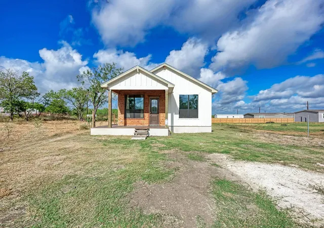 Photo 3 of Single family home for sale at 122 Los Fresnos Dr, Dale, TX 78616 | MLS# 9186104 | Listing updated on 2026-08-27