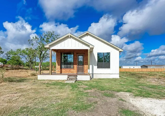 Photo 3 of Single family home for sale at 122 Los Fresnos Dr, Dale, TX 78616 | MLS# 9186104 | Listing updated on 2026-10-08