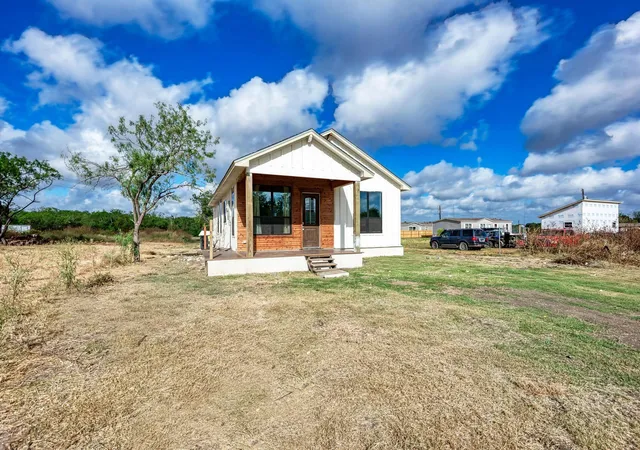 Photo 4 of Single family home for sale at 122 Los Fresnos Dr, Dale, TX 78616 | MLS# 9186104 | Listing updated on 2026-10-08