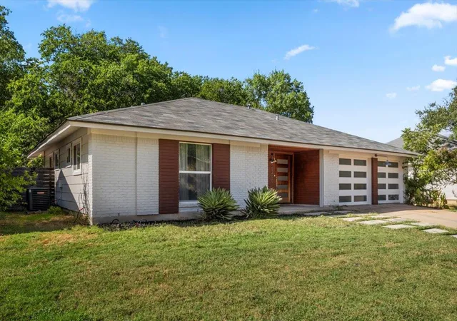 Photo 3 of Single family home for sale at 6200 Blarwood Dr, Austin, TX 78745 | MLS# 2077682 | Listing updated on 2026-10-04