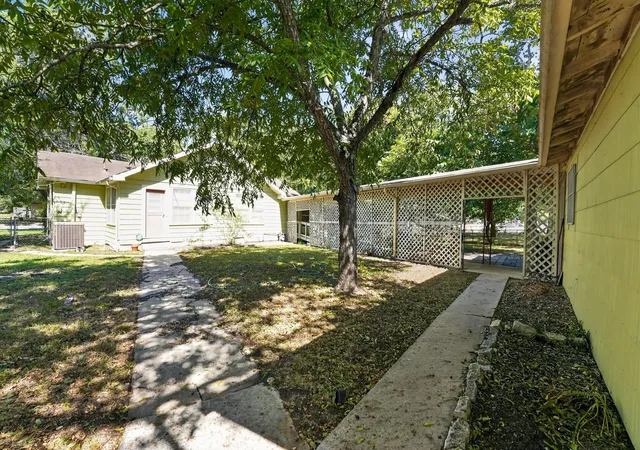 Photo 4 of Single family home for sale at 316 Guadalupe St, Lockhart, TX 78644 | MLS# 5158861 | Listing updated on 2026-08-26