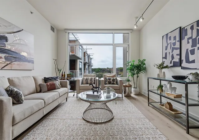 Listing Photo 5 - Condo for sale in building located at 210 Lee Barton Dr, Austin, TX 78704 - Unit #517