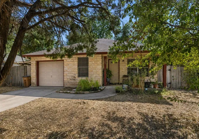 Photo 4 of Single family home for sale at 3007 E 4Th St, Austin, TX 78702 | MLS# 8435105 | Listing updated on 2026-08-29