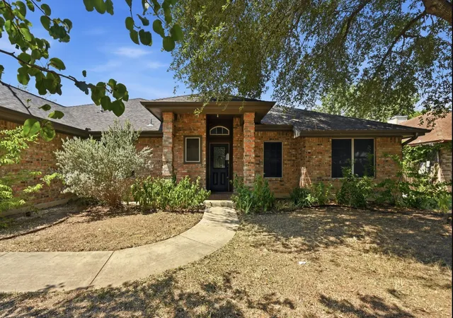 Photo 1 of Single family home for sale at 1068 Memorial Cir, New Braunfels, TX 78130 | MLS# 6725990 | Listing updated on 2026-08-28