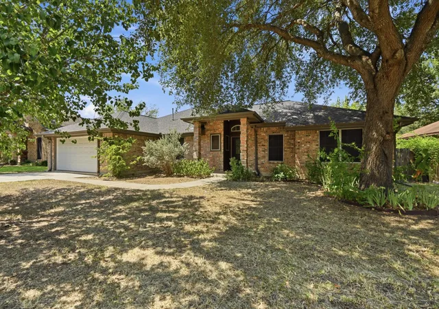 Photo 2 of Single family home for sale at 1068 Memorial Cir, New Braunfels, TX 78130 | MLS# 6725990 | Listing updated on 2026-08-28