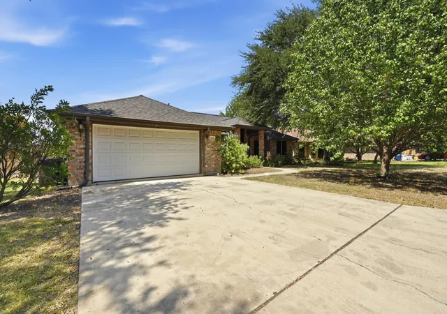 Photo 3 of Single family home for sale at 1068 Memorial Cir, New Braunfels, TX 78130 | MLS# 6725990 | Listing updated on 2026-08-28