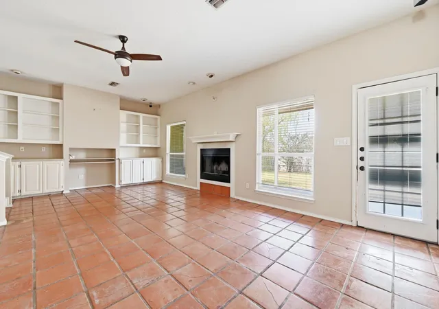 Photo 4 of Single family home for sale at 1068 Memorial Cir, New Braunfels, TX 78130 | MLS# 6725990 | Listing updated on 2026-08-28