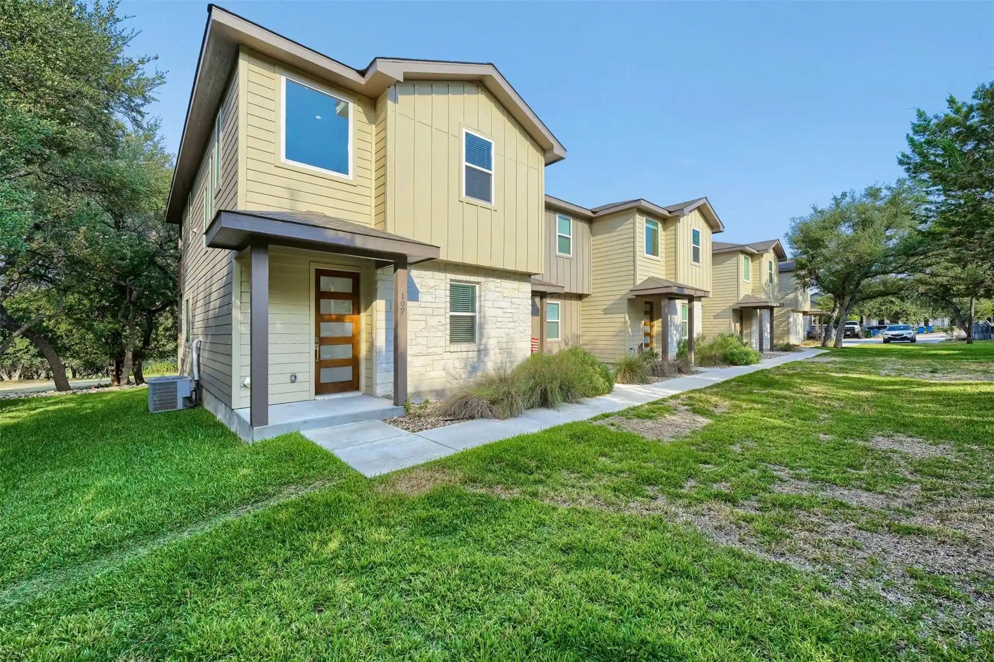 Listing Photo 2 - Condo for sale in 18800 Hogan Cir located at 18800 Hogan Cir, Point Venture, TX 02302 - Unit #107