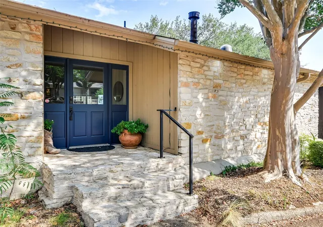 Photo 2 of Single family home for sale at 2207 Cypress Pt E, Austin, TX 78746 | MLS# 7950544 | Listing updated on 2026-08-31