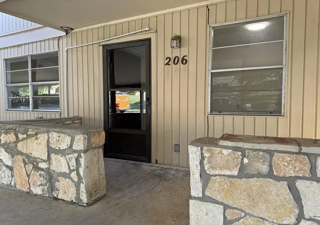 Listing Photo 4 - Condo for sale in building located at 1210 Hi Stirrup #206, Horseshoe Bay, TX 78657 - Unit #UNIT 206