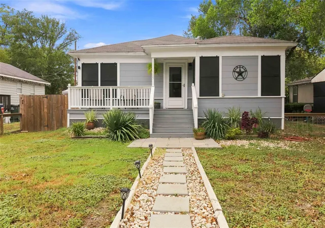 Photo 1 of Single family home for sale at 505 Lee St, Smithville, TX 78957 | MLS# 2656161 | Listing updated on 2026-09-24